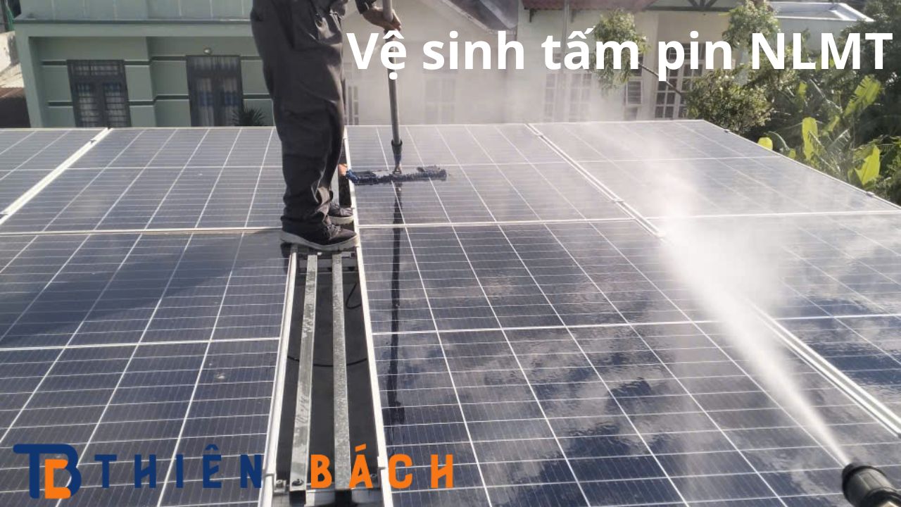 tam-pin-nang-luong-mat-troi-bam-bui-can-duoc-ve-sinh-dinh-ky