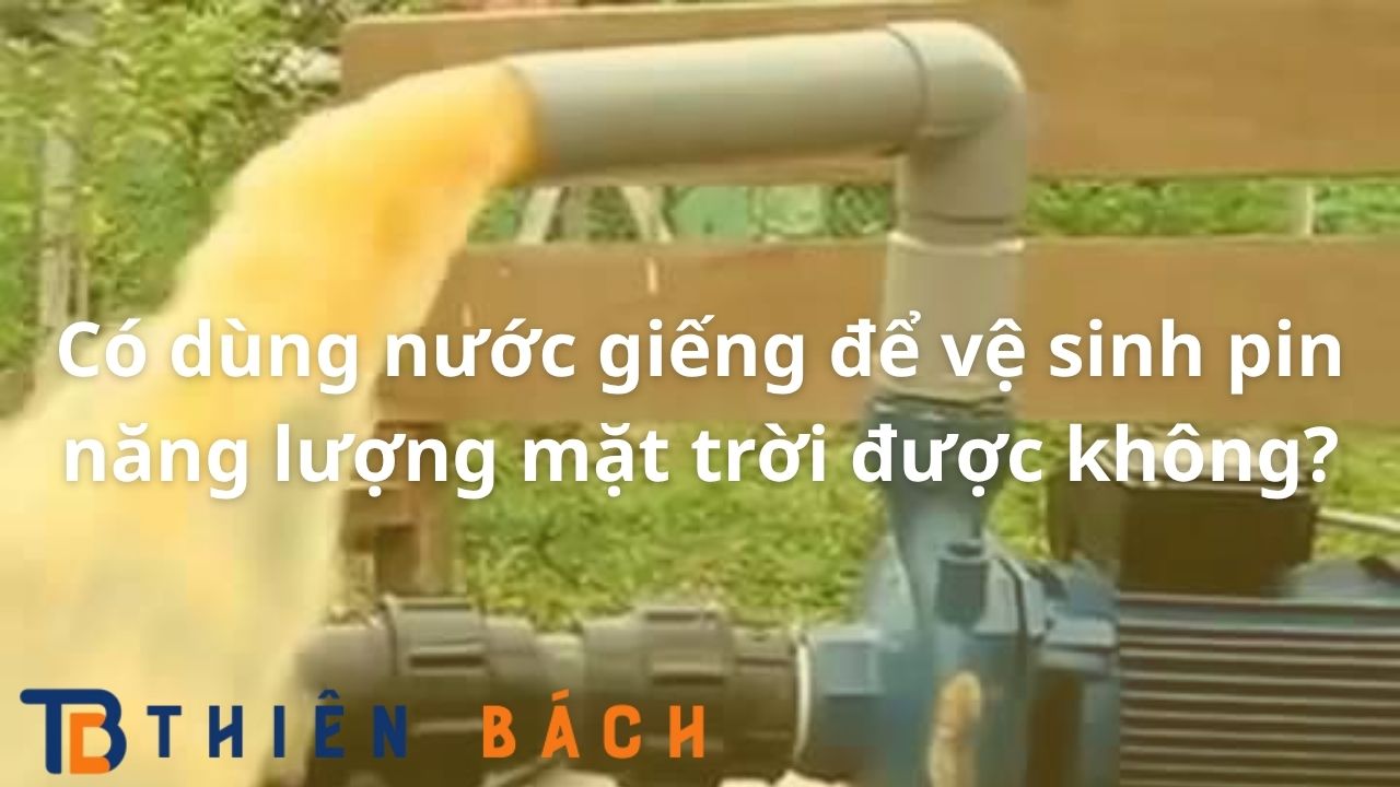 co-dung-nuoc-gieng-de-ve-sinh-pin-nang-luong-mat-troi-duoc-khong