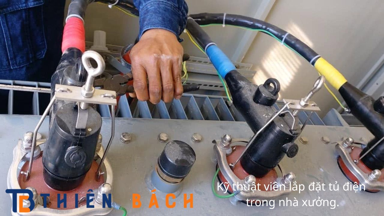 ky-thuat-vien-lap-dat-tu-dien-trong-nha-xuong